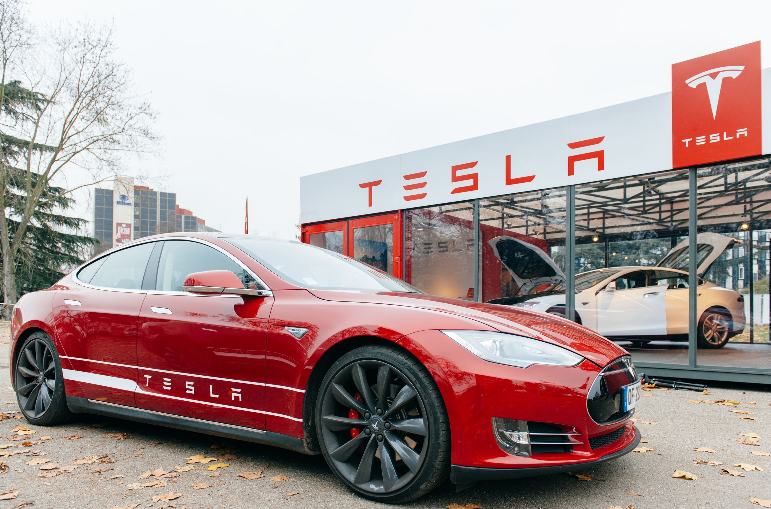 Tesla-closes-PR-shop